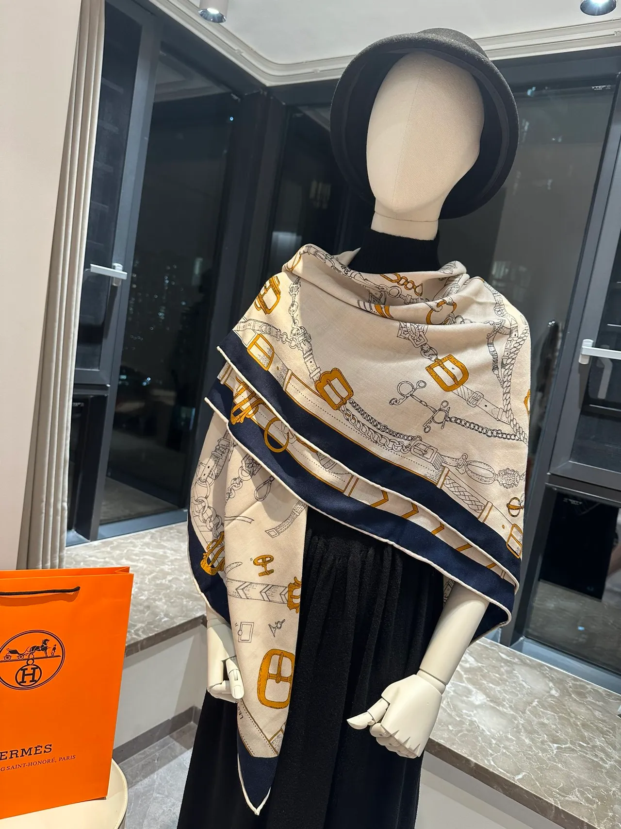 Hermès Bufanda de seda crema con estampado de hardware ecuestre 9