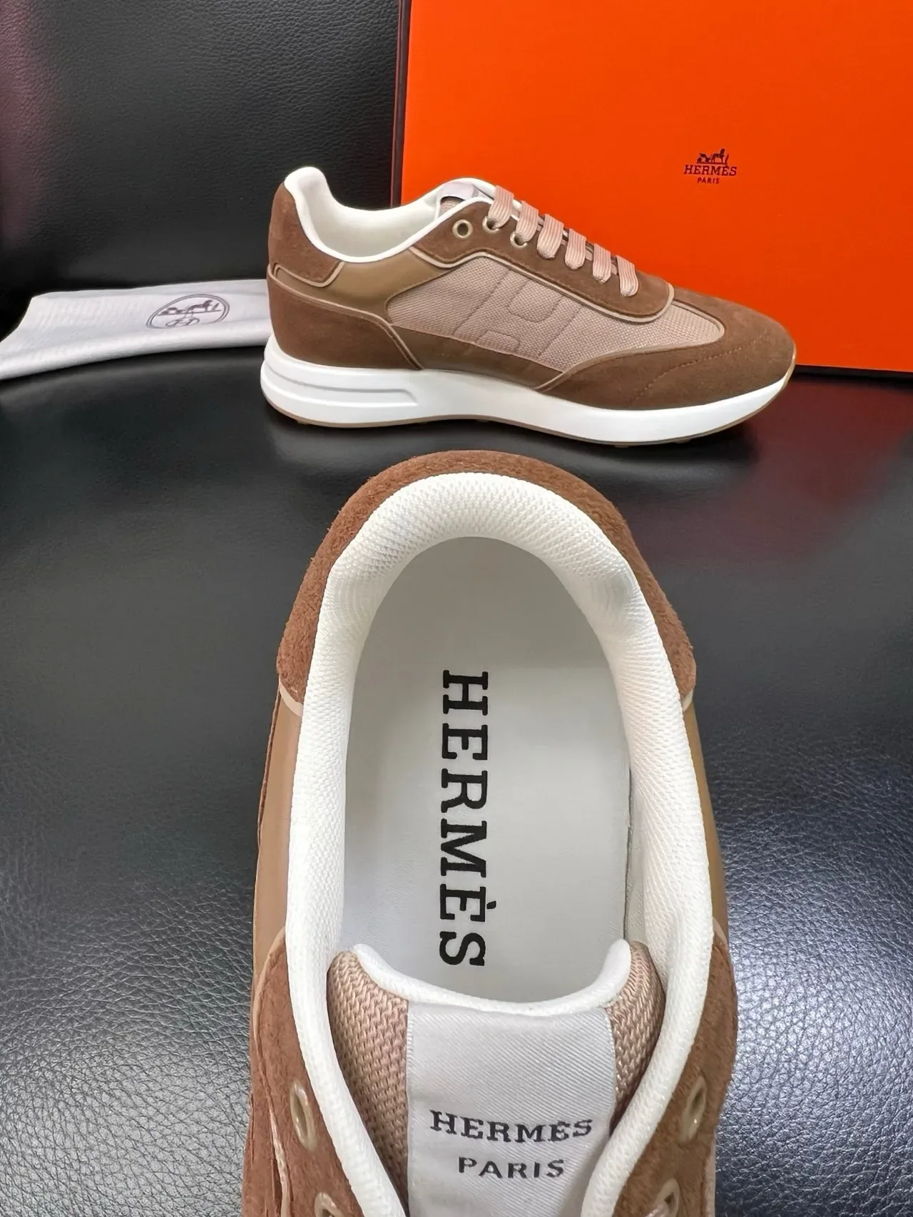Hermès H-Racer حذاء رياضي بني وبيج أسلوب حياة 4