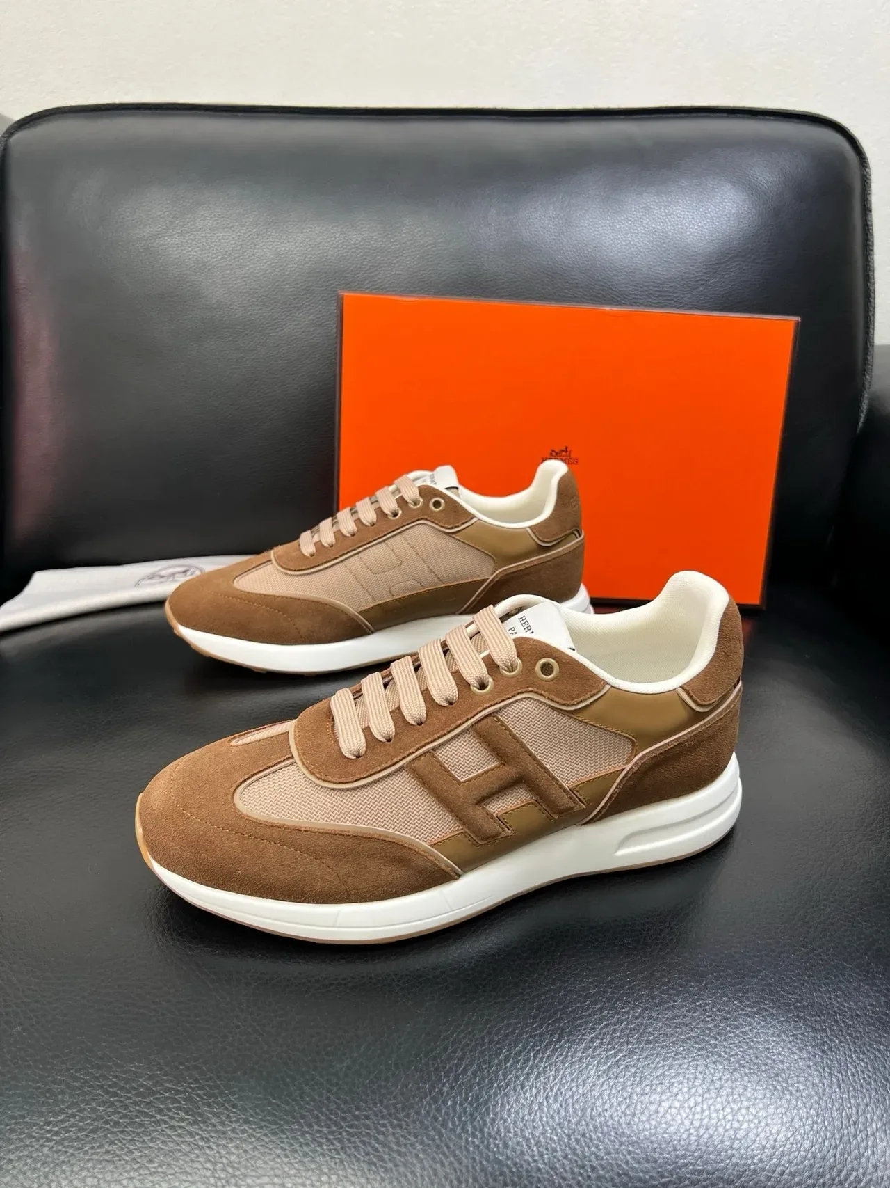 Hermès H-Racer حذاء رياضي بني وبيج أسلوب حياة 5