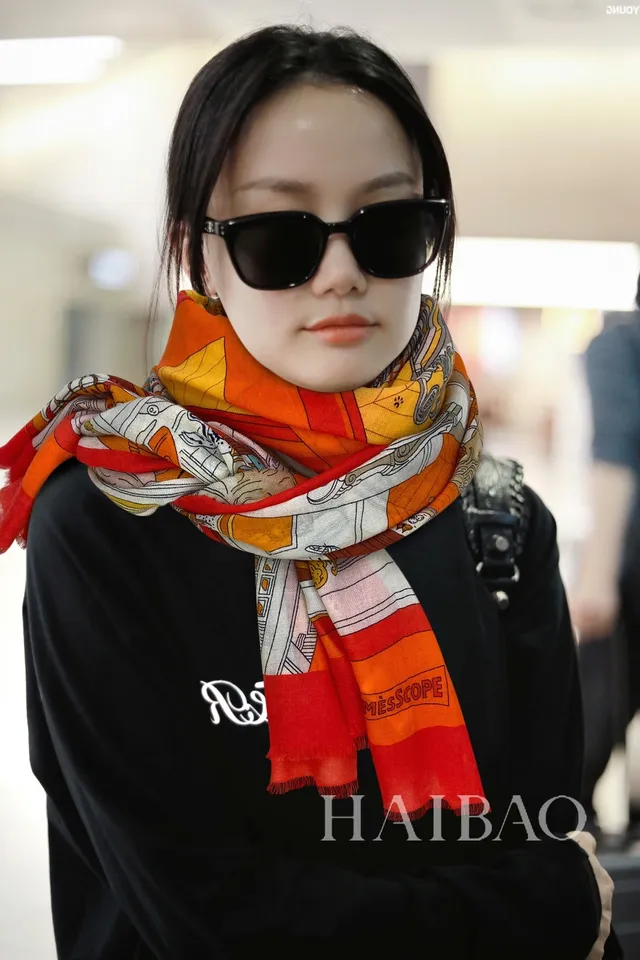 Hermès Le Monde des Chasseurs Red Orange Silk Scarf 2