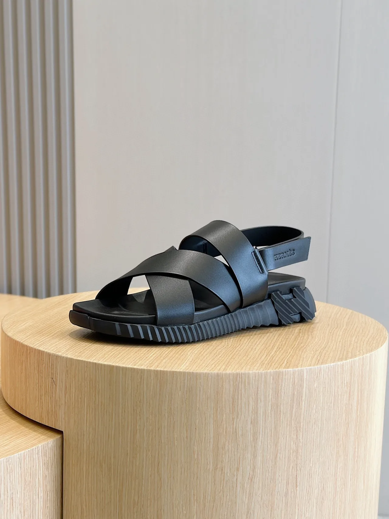 Hermès Oran काला क्रिसक्रॉस स्ट्रैप कैजुअल सैंडल्स 2