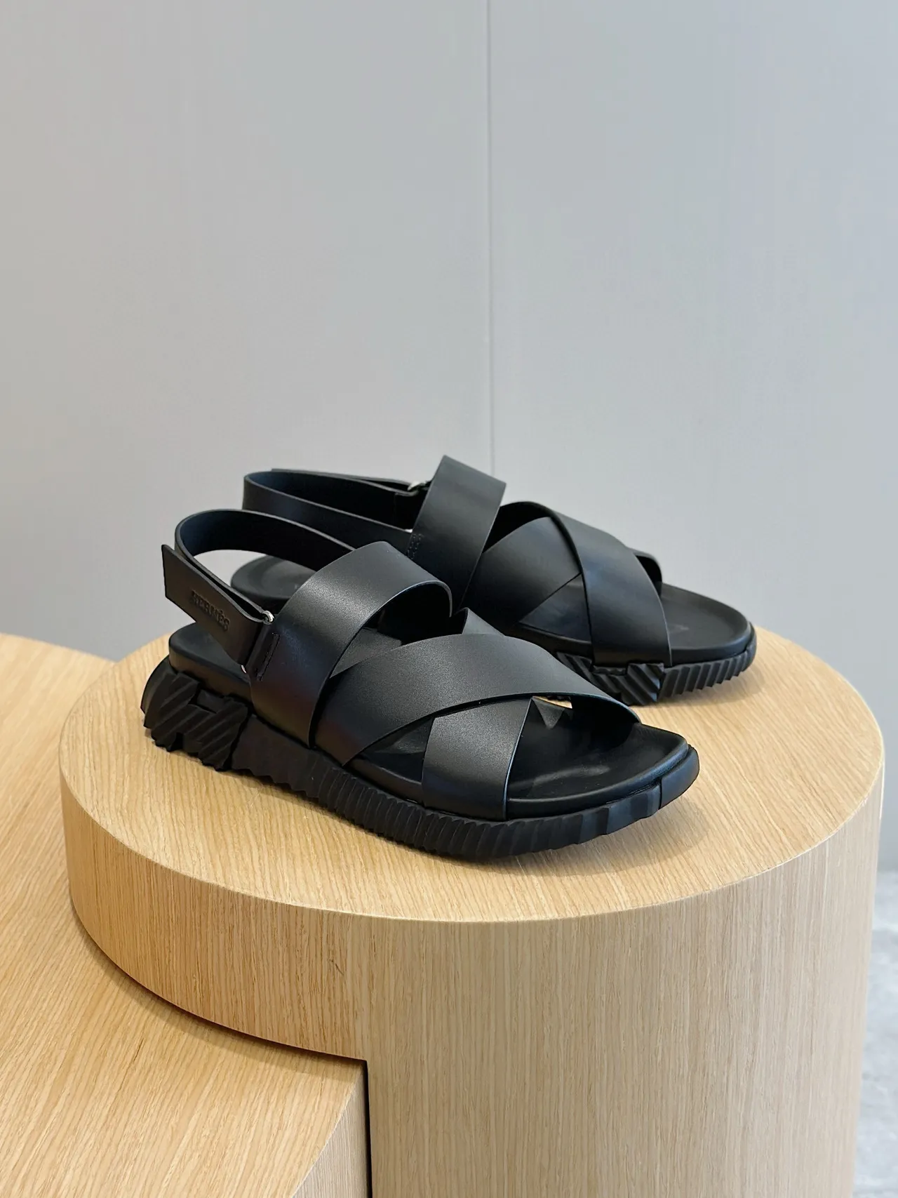 Hermès Oran काला क्रिसक्रॉस स्ट्रैप कैजुअल सैंडल्स 3