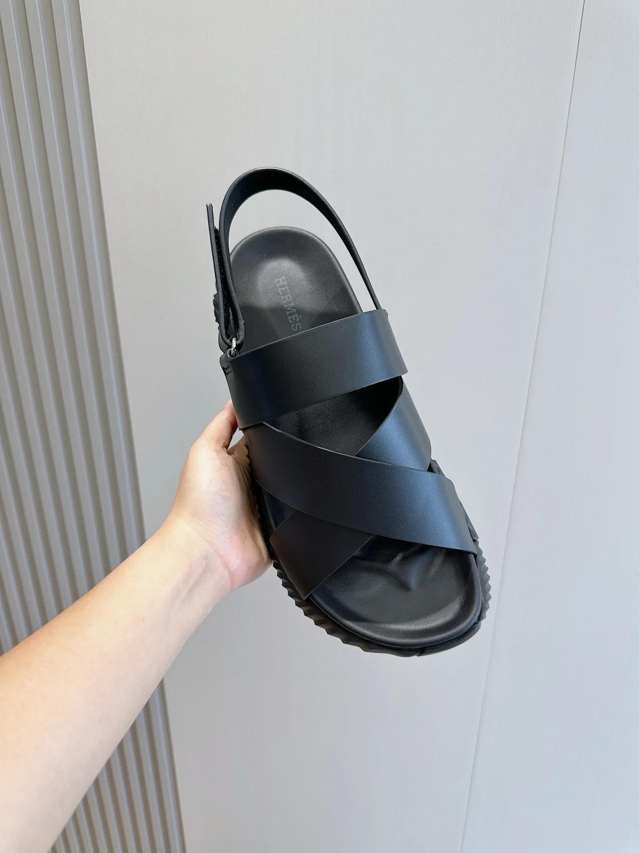 Hermès Oran काला क्रिसक्रॉस स्ट्रैप कैजुअल सैंडल्स 4
