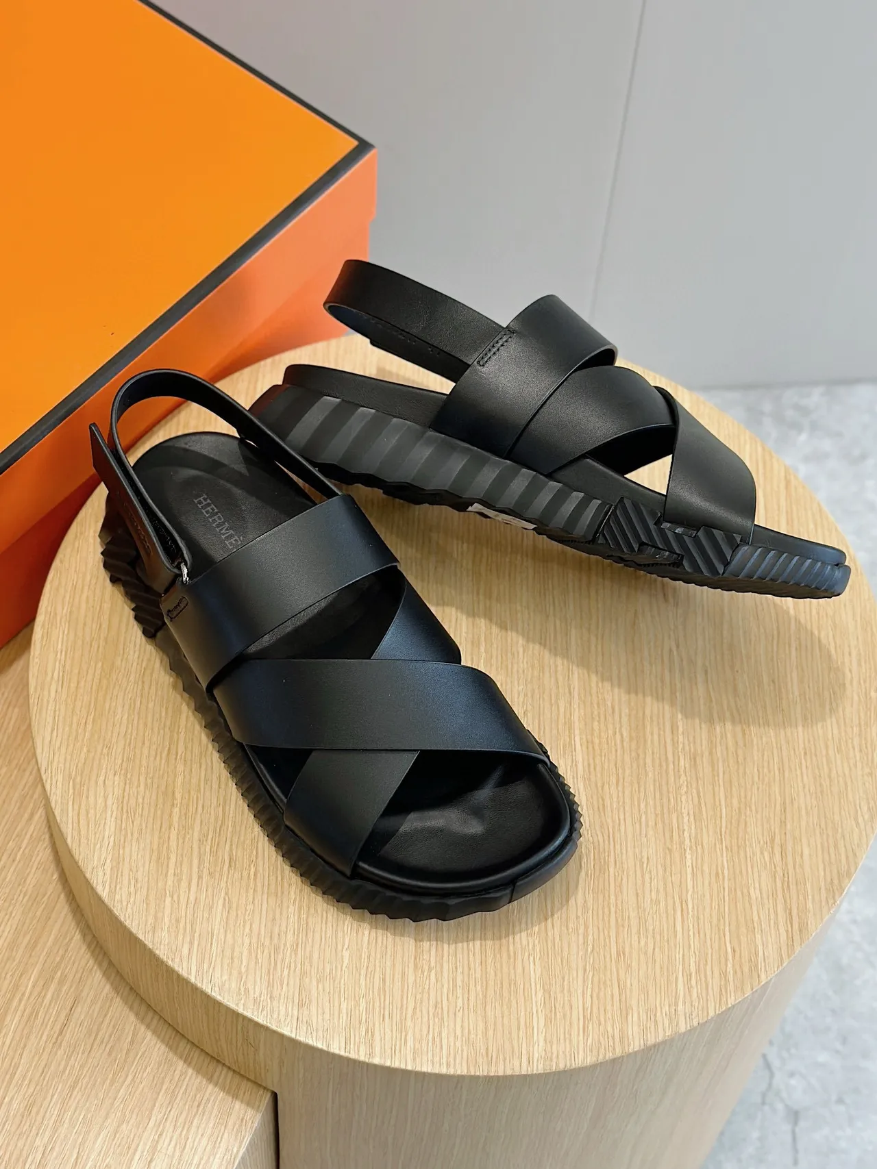 Hermès Oran काला क्रिसक्रॉस स्ट्रैप कैजुअल सैंडल्स 7