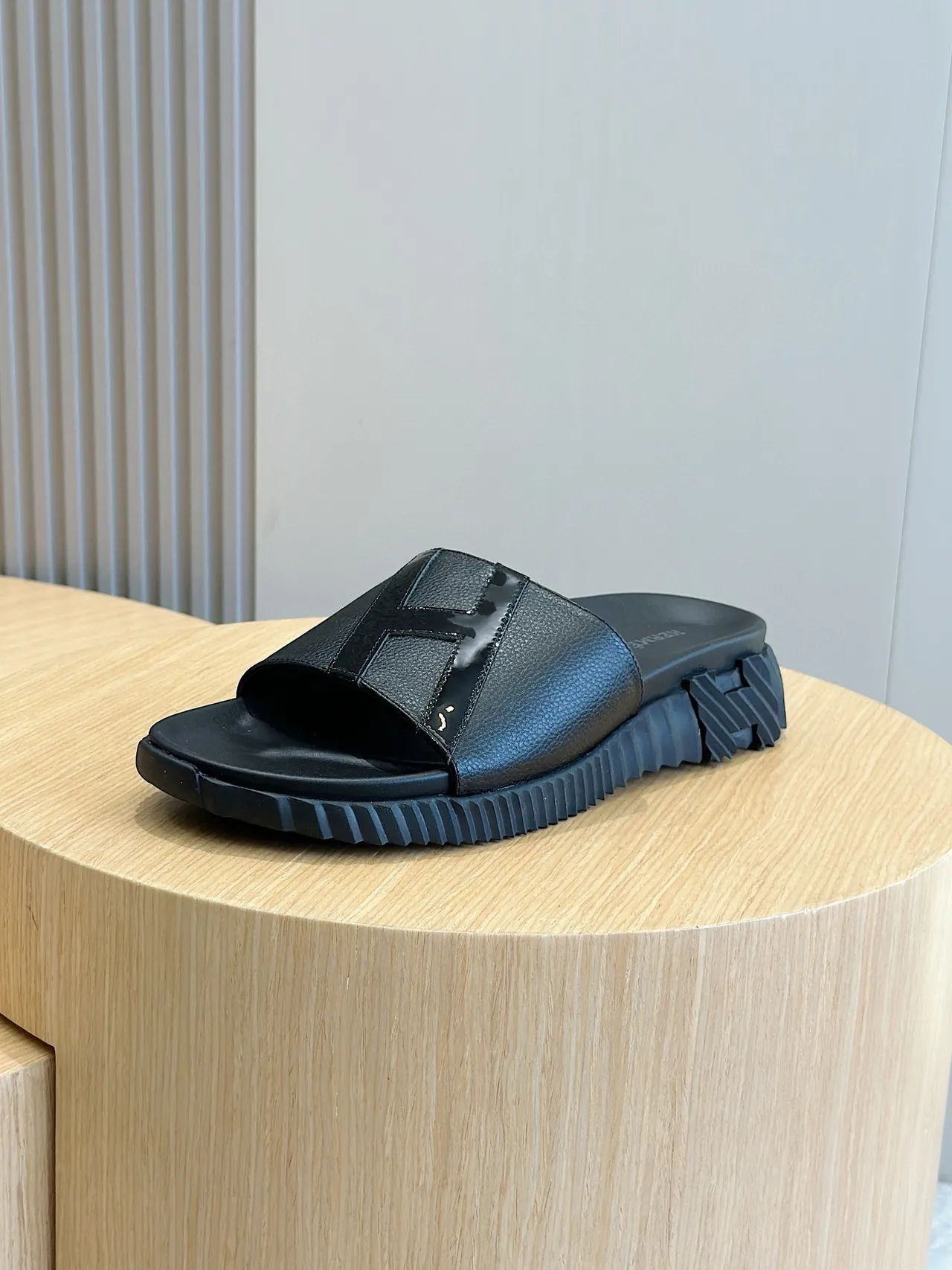 Hermès Oran Black Leather H-Strap Slipper 2