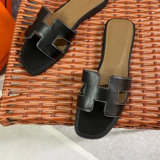 Hermès Oran Sandálias H-Strap de couro preto