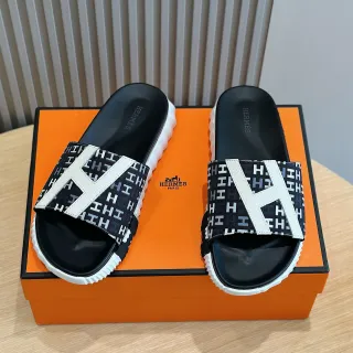 Hermès Oran أسود أبيض Monogrammed Strap Oversized H Logo نعال