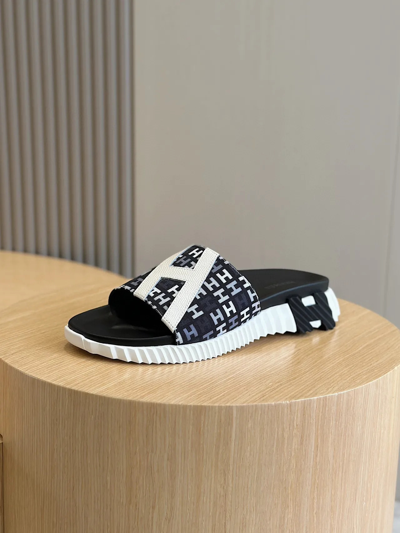 Hermès Oran Preto Branco Monogrammed Strap Oversized H Logo Chinelos 2