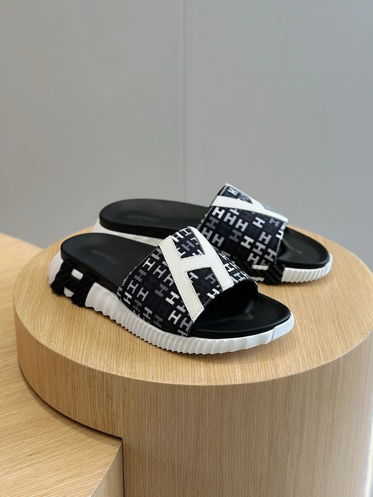 Hermès Oran Preto Branco Monogrammed Strap Oversized H Logo Chinelos 3