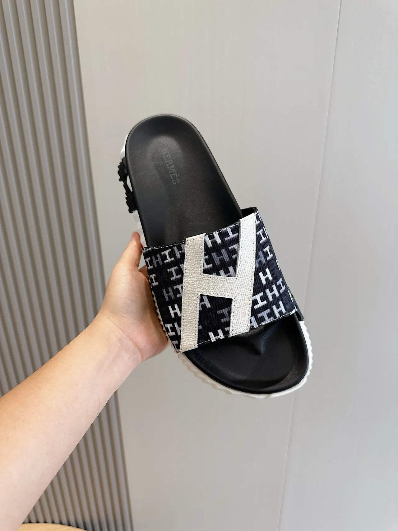 Hermès Oran Preto Branco Monogrammed Strap Oversized H Logo Chinelos 4