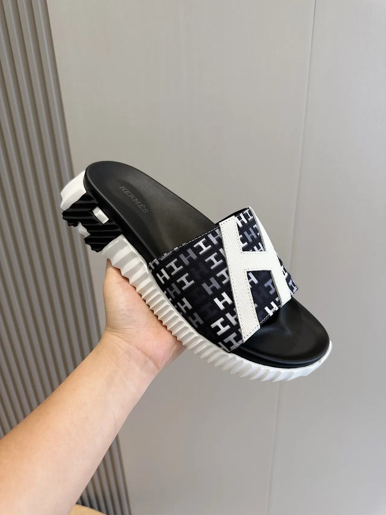 Hermès Oran Preto Branco Monogrammed Strap Oversized H Logo Chinelos 5