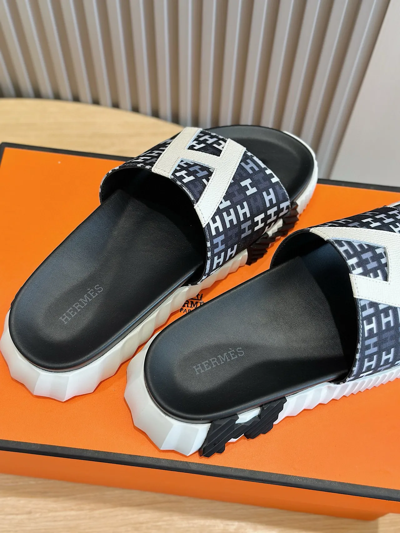 Hermès Oran Preto Branco Monogrammed Strap Oversized H Logo Chinelos 6