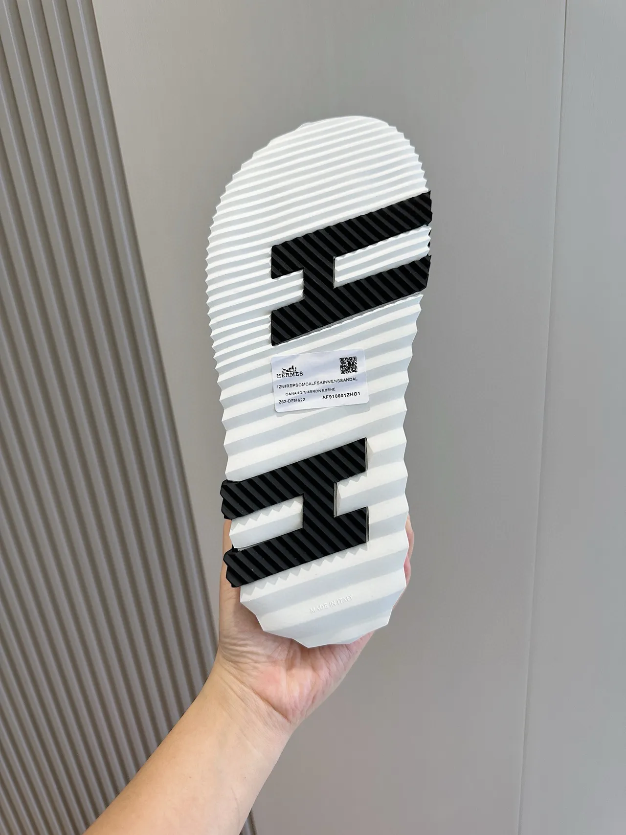 Hermès Oran Preto Branco Monogrammed Strap Oversized H Logo Chinelos 7