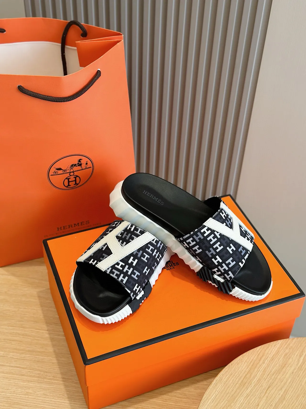 Hermès Oran Preto Branco Monogrammed Strap Oversized H Logo Chinelos 8