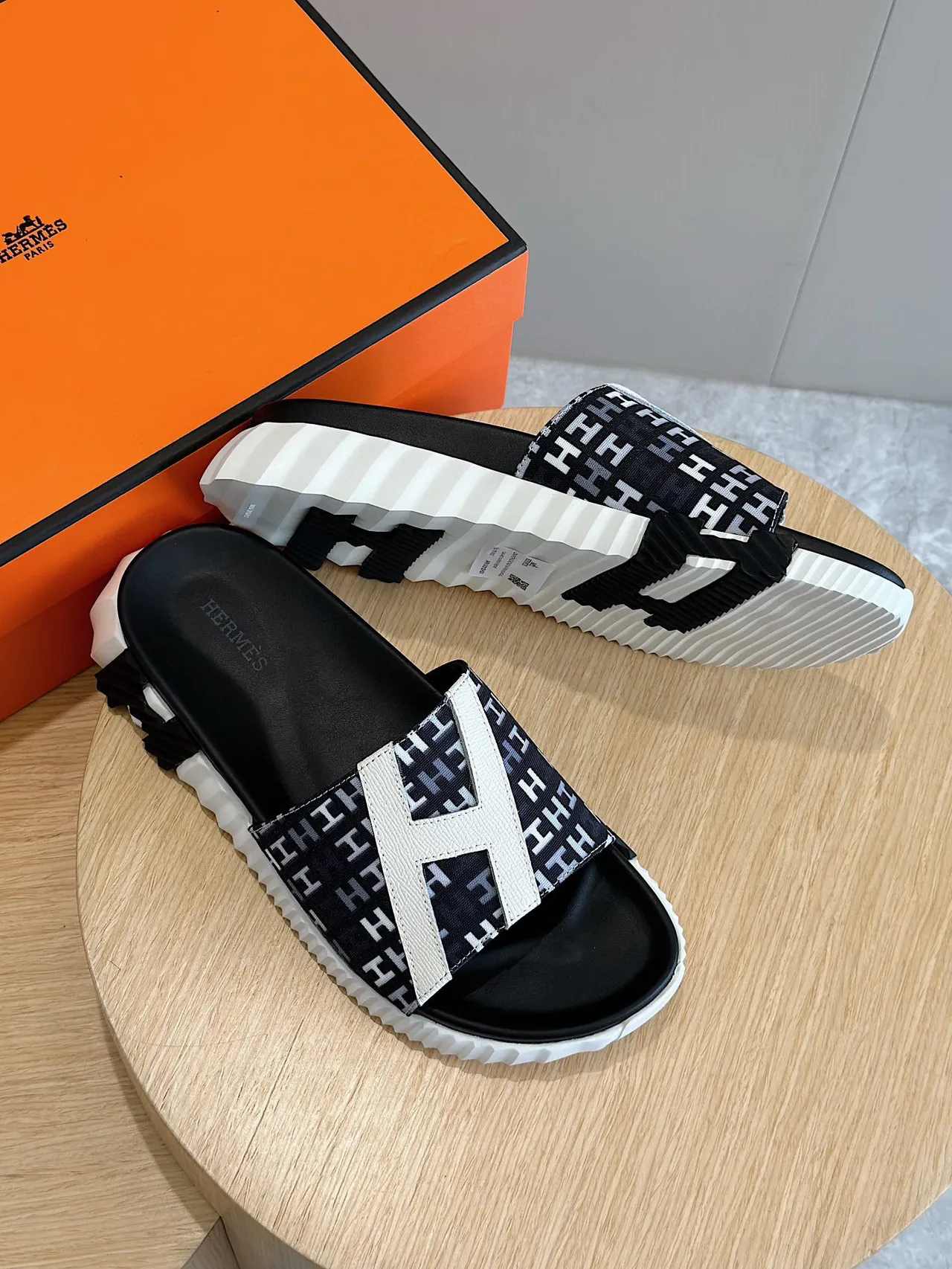 Hermès Oran Preto Branco Monogrammed Strap Oversized H Logo Chinelos 9