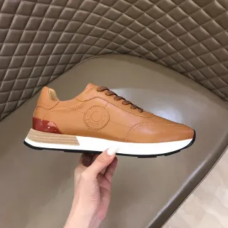 Hermès Oran বাদামী লাল চামড়ার উপরের অংশে উৎকীর্ণ লোগো মেডেলিয়ন জীবনধারার স্নিকার