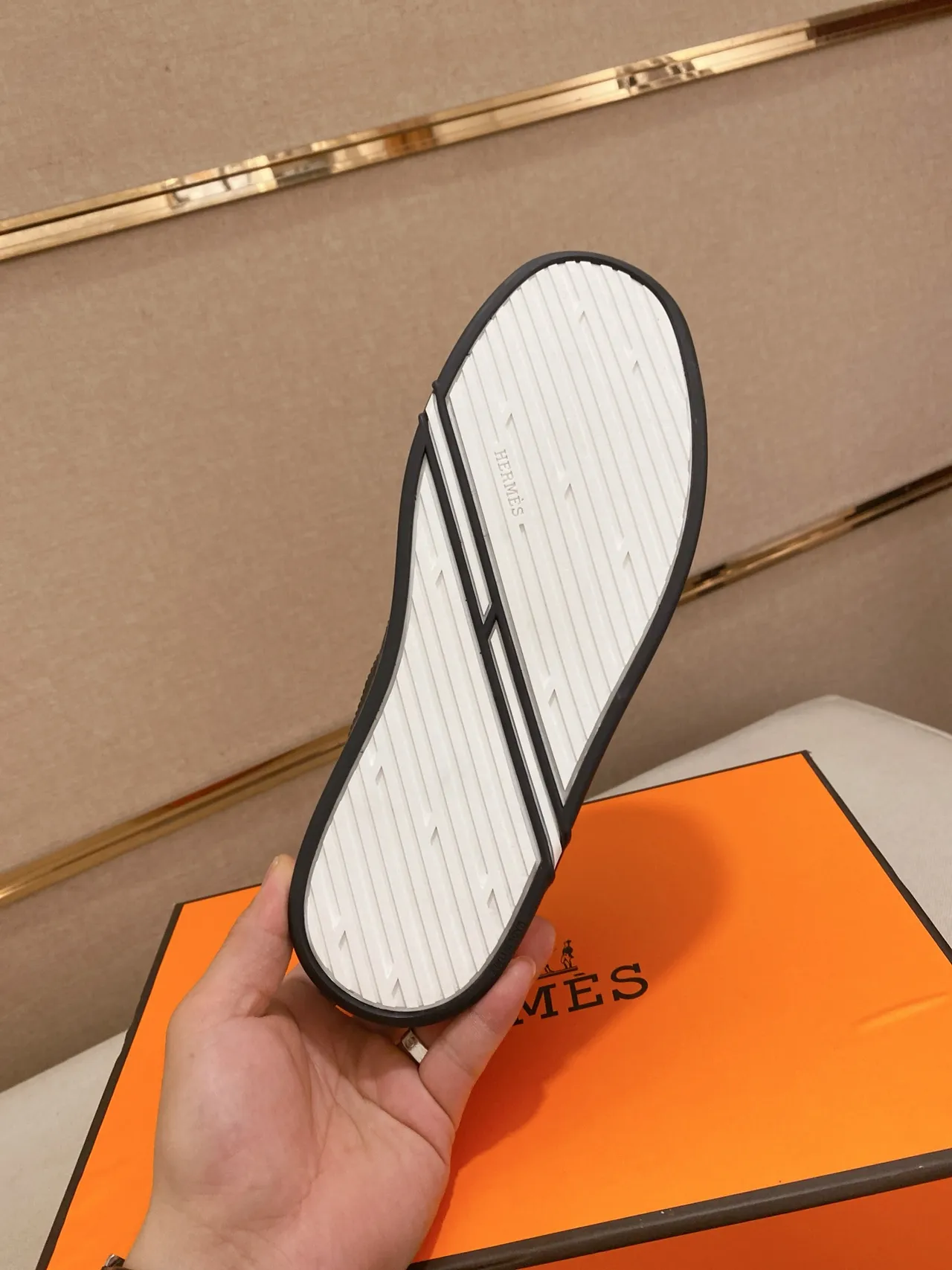 Hermès Oran Loafer حذاء لورف بيج من السويد مع سول أبيض 2