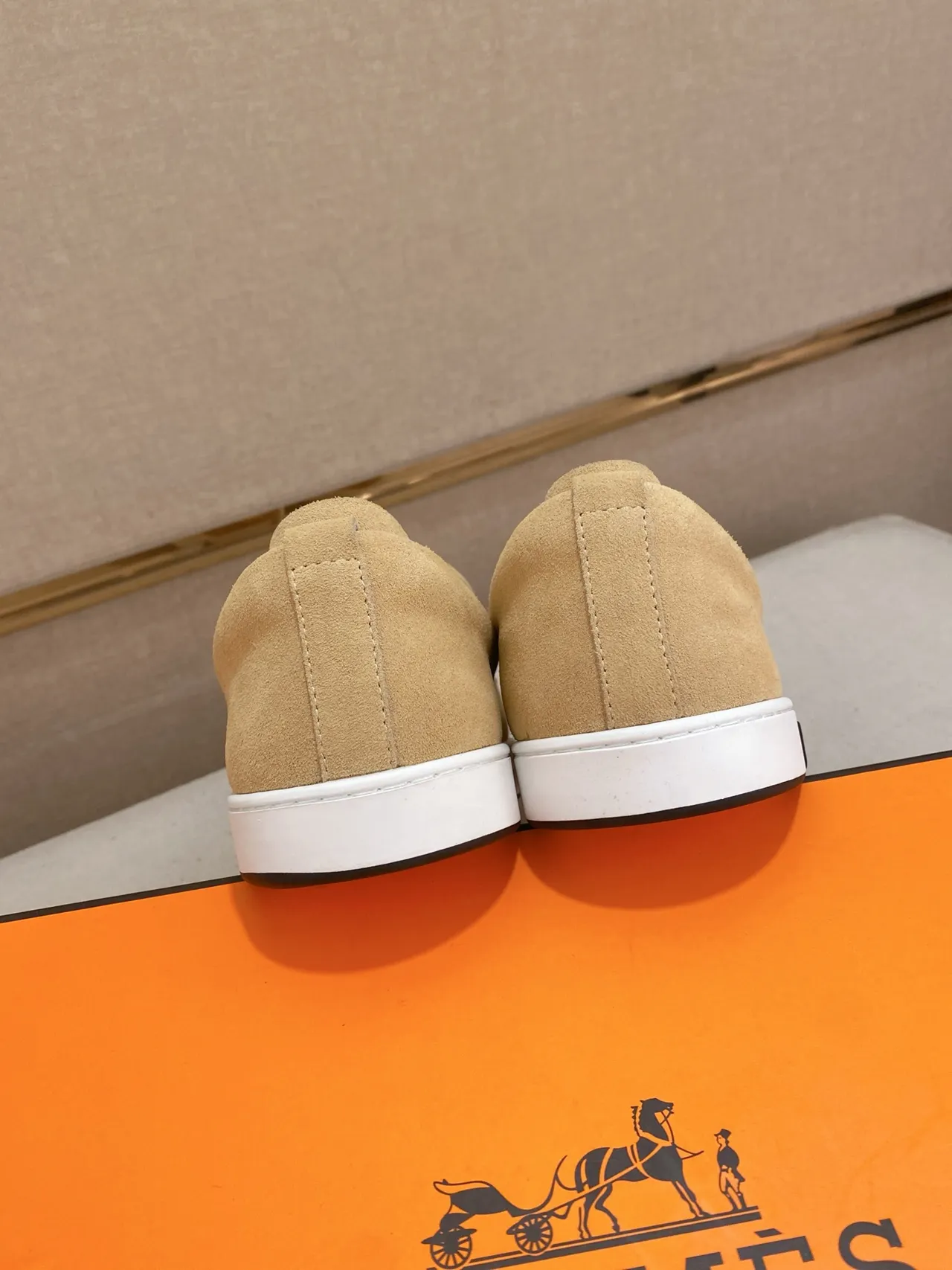 Hermès Oran Loafer حذاء لورف بيج من السويد مع سول أبيض 3