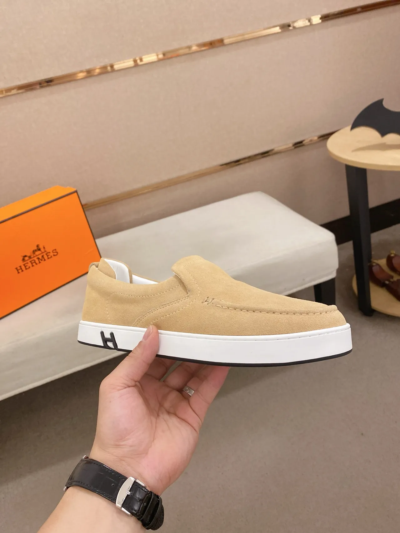 Hermès Oran Loafer حذاء لورف بيج من السويد مع سول أبيض 4