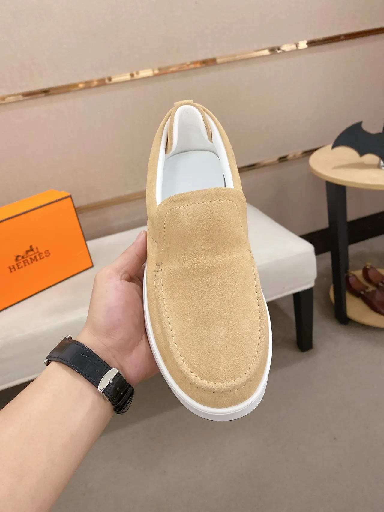 Hermès Oran Loafer حذاء لورف بيج من السويد مع سول أبيض 5
