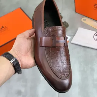 Hermès Oran 棕色鳄鱼压纹皮革乐福鞋