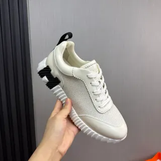 Hermès Oran Off-White 和 Black 生活方式运动鞋