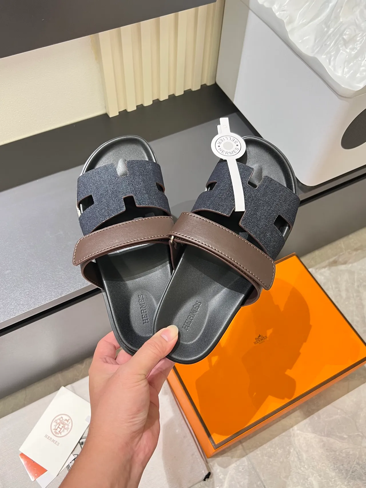 Hermès Oran 黑色蓝色 H-切角带构造拖鞋 10