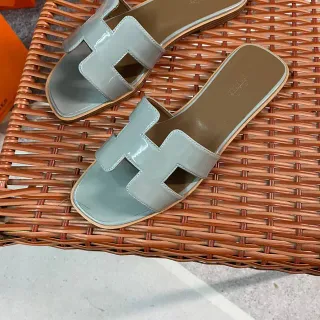 Hermès Oran Slide Couro patentado cor Pale Mint