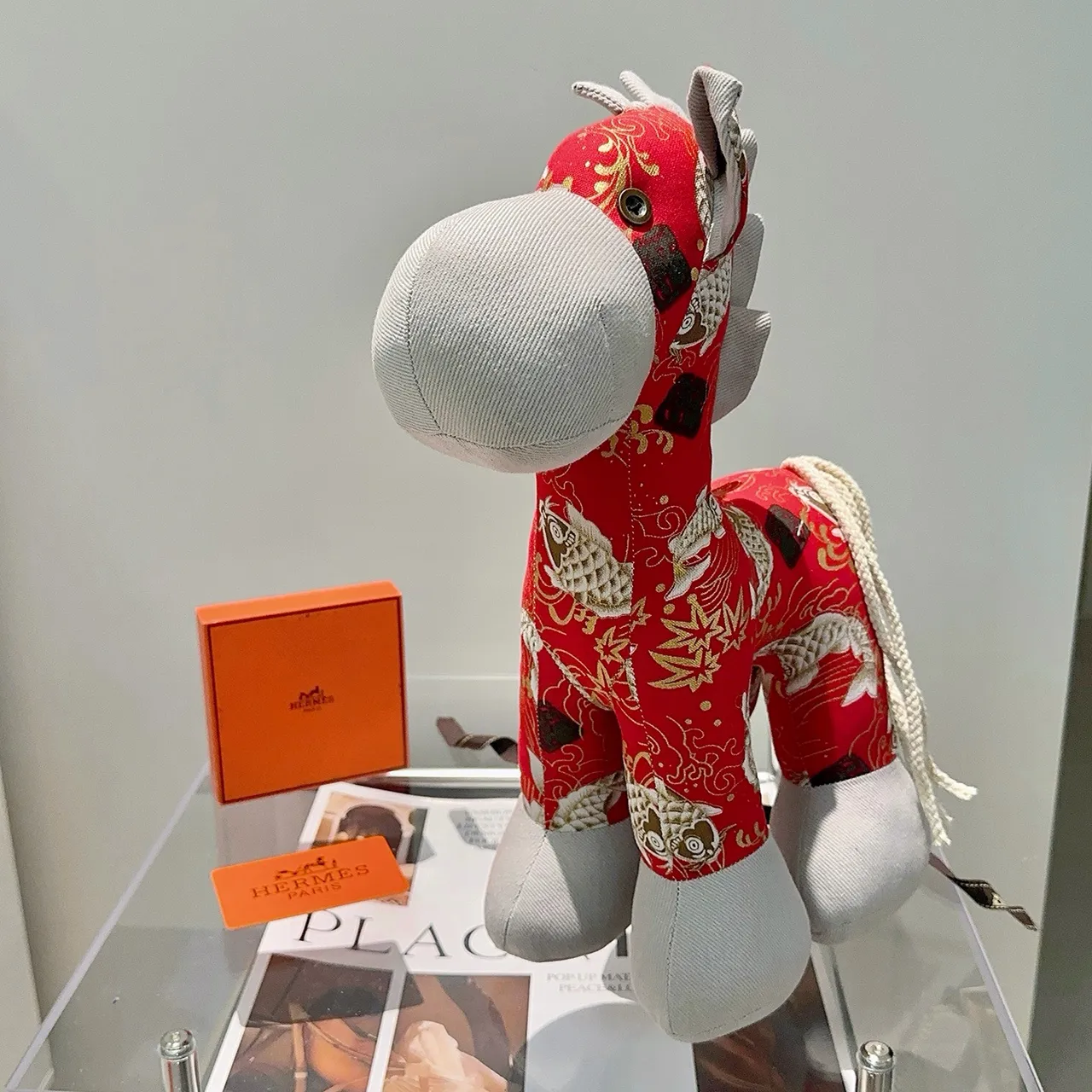 Hermès लाल भूरा सिलाई कोई मछली मोटिफ सिल्क जैसा कपड़ा हैंडबैग 2