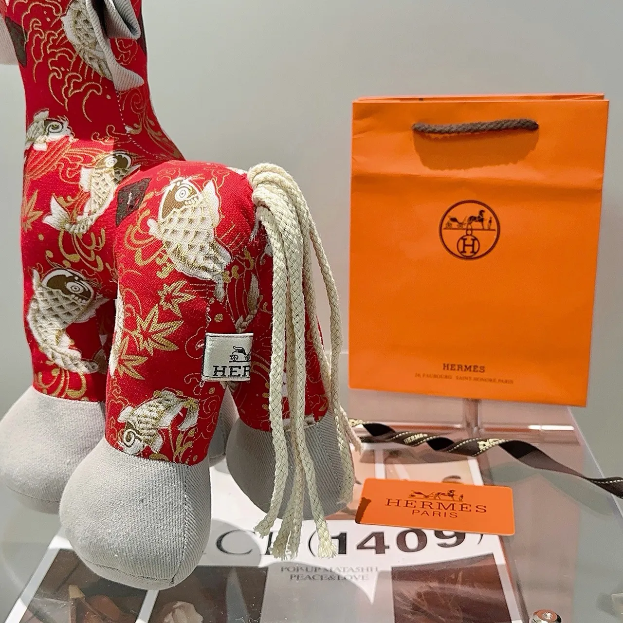 Hermès लाल भूरा सिलाई कोई मछली मोटिफ सिल्क जैसा कपड़ा हैंडबैग 3