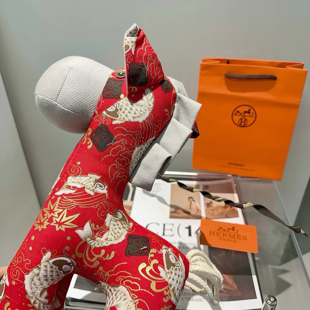 Hermès लाल भूरा सिलाई कोई मछली मोटिफ सिल्क जैसा कपड़ा हैंडबैग 6