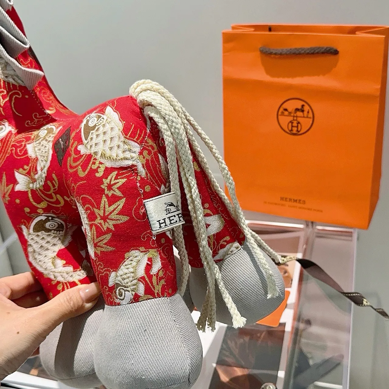 Hermès लाल भूरा सिलाई कोई मछली मोटिफ सिल्क जैसा कपड़ा हैंडबैग 7
