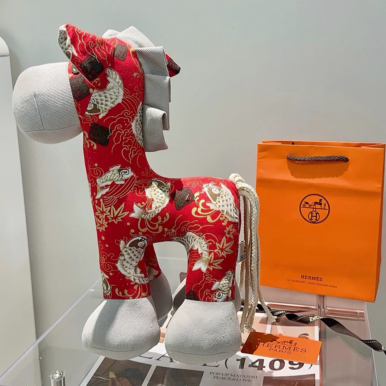 Hermès लाल भूरा सिलाई कोई मछली मोटिफ सिल्क जैसा कपड़ा हैंडबैग 8