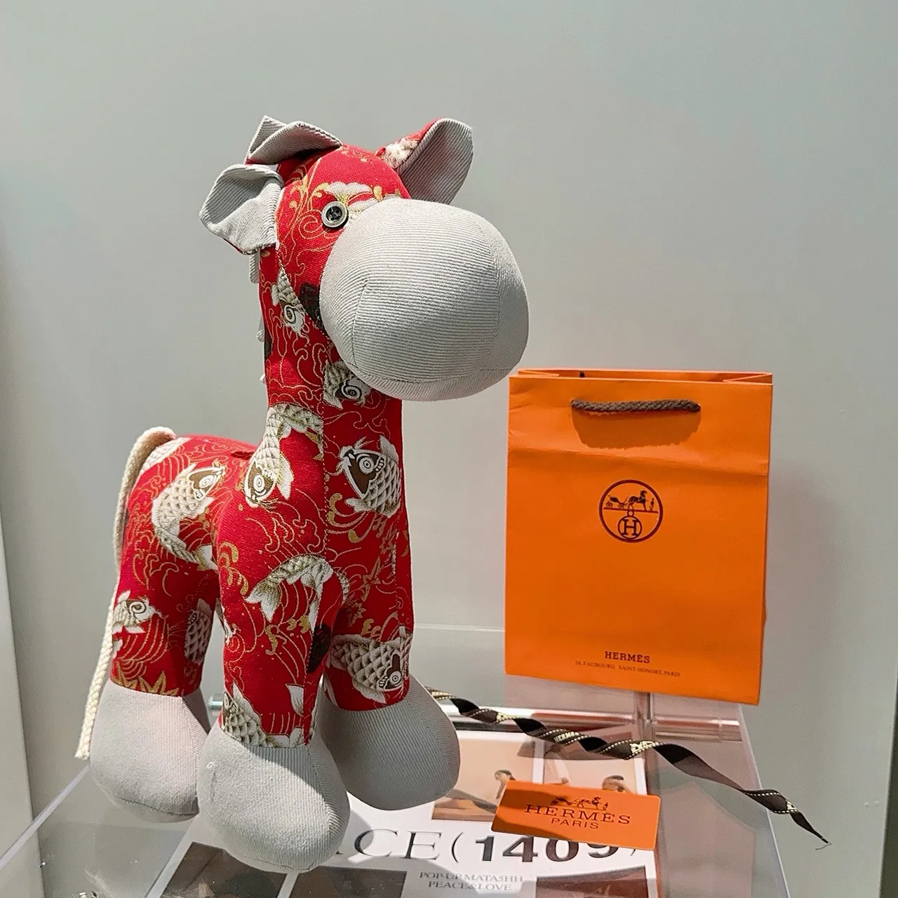 Hermès लाल भूरा सिलाई कोई मछली मोटिफ सिल्क जैसा कपड़ा हैंडबैग 9