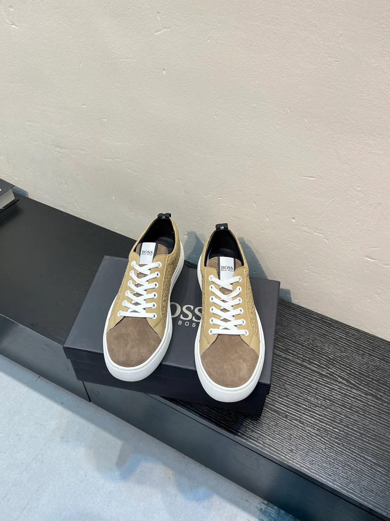 Hugo Boss 米色压印标志生活方式运动鞋 2