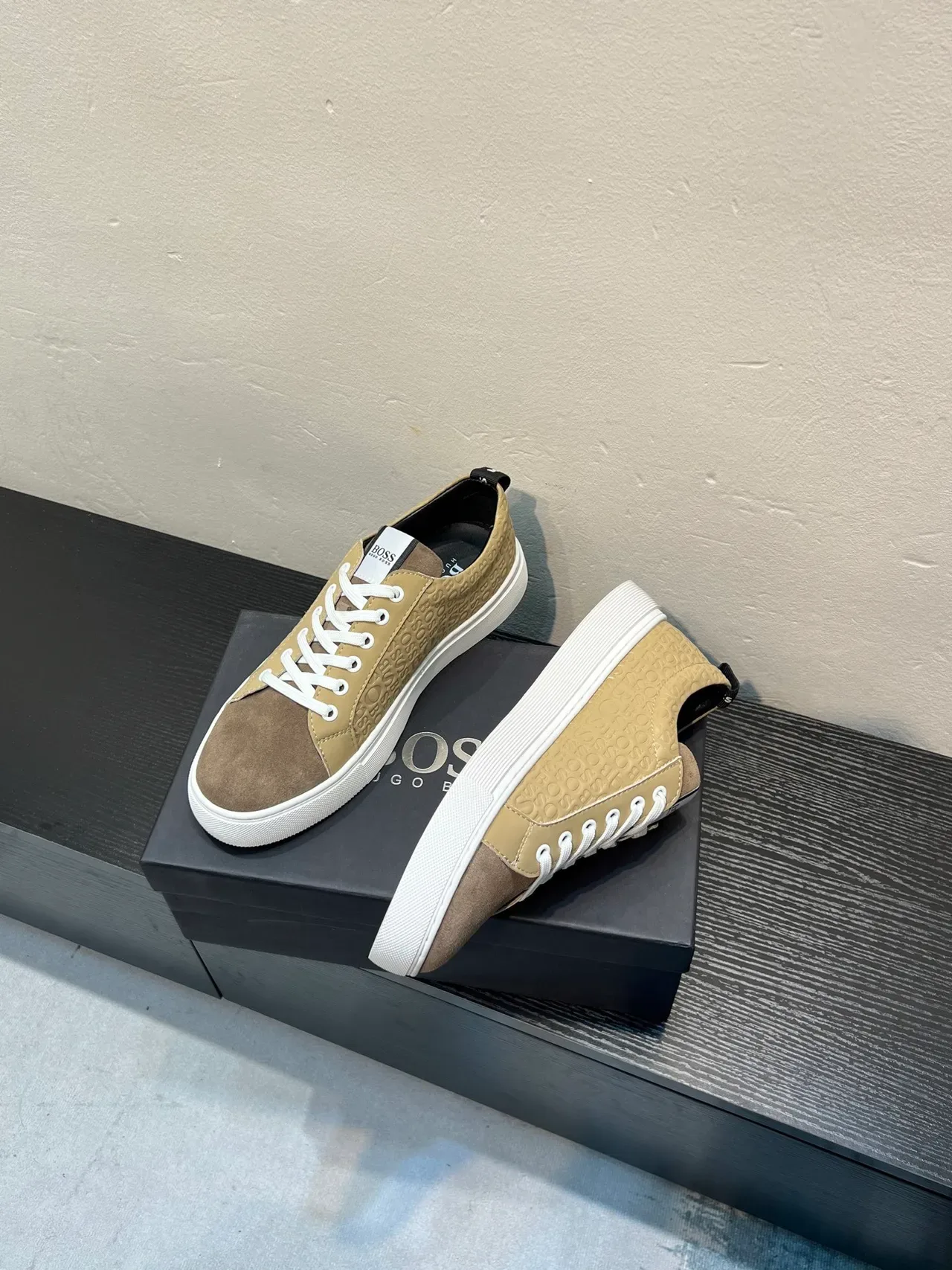 Hugo Boss 米色压印标志生活方式运动鞋 4