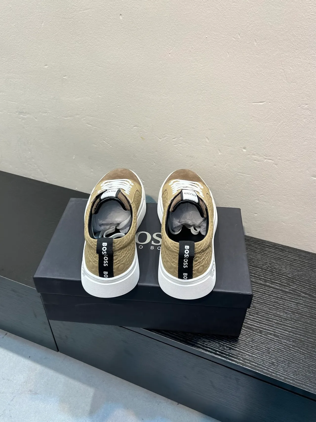 Hugo Boss 米色压印标志生活方式运动鞋 6