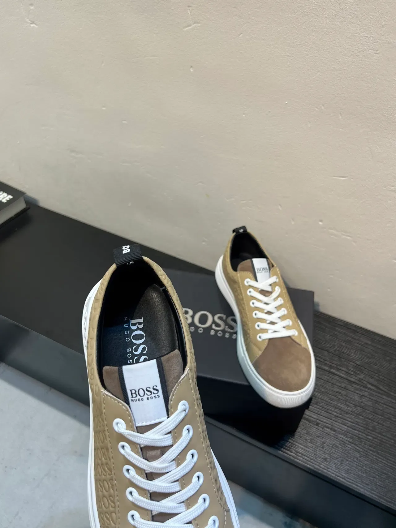 Hugo Boss 米色压印标志生活方式运动鞋 7