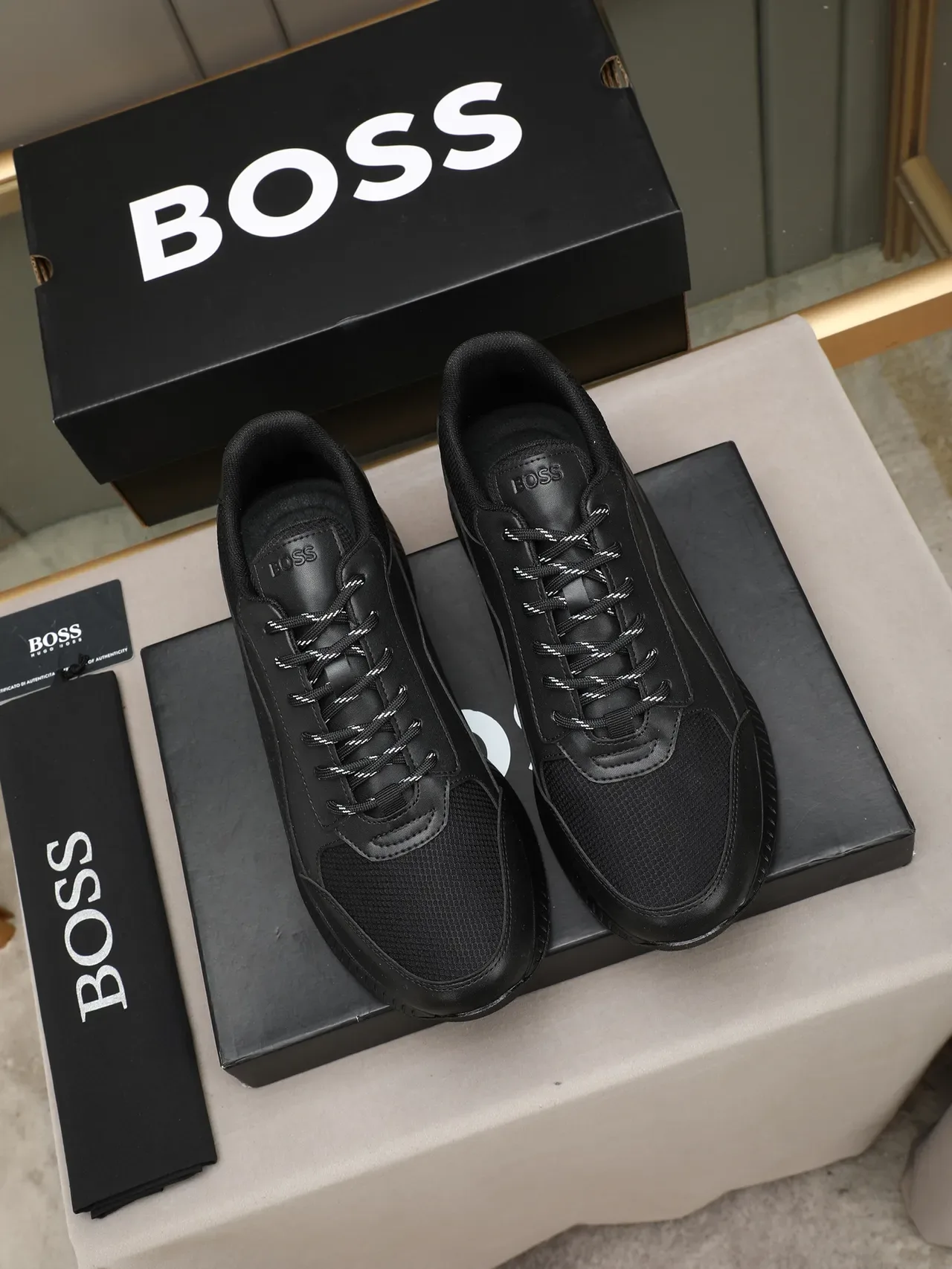 Hugo Boss Tênis Lifestyle de Couro Preto Perfurado 3