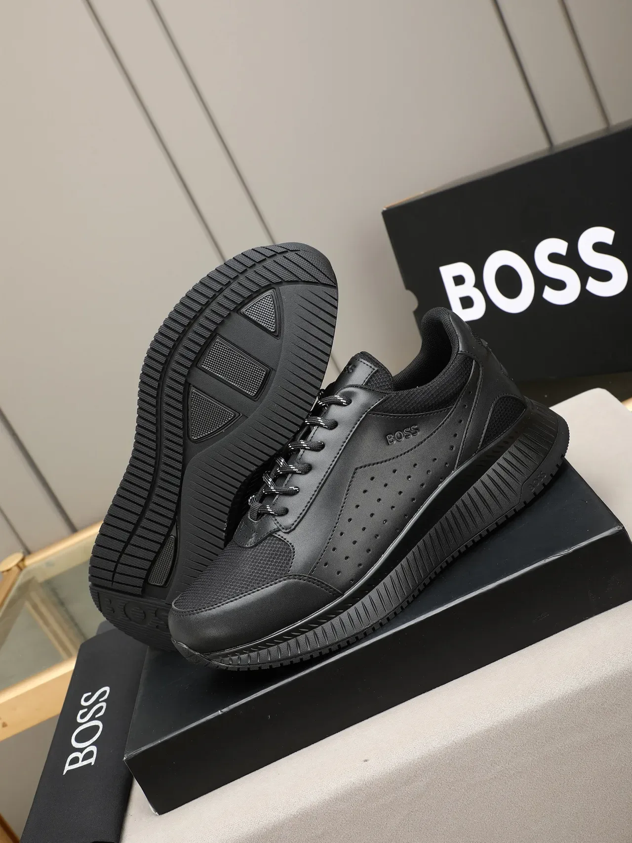 Hugo Boss Tênis Lifestyle de Couro Preto Perfurado 4