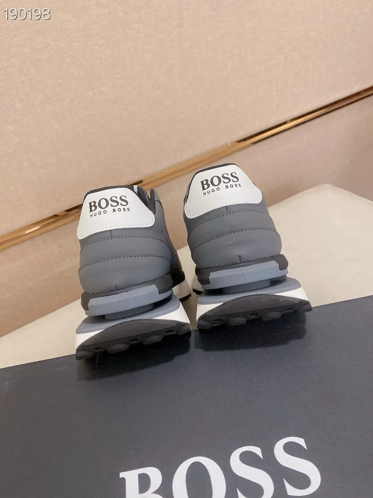 Hugo Boss ग्रे व्हाइट मोनोग्रामयुक्त ऊपरी लेयर्ड सिंथेटिक कंस्ट्रक्शन लाइफस्टाइल स्नीकर 2