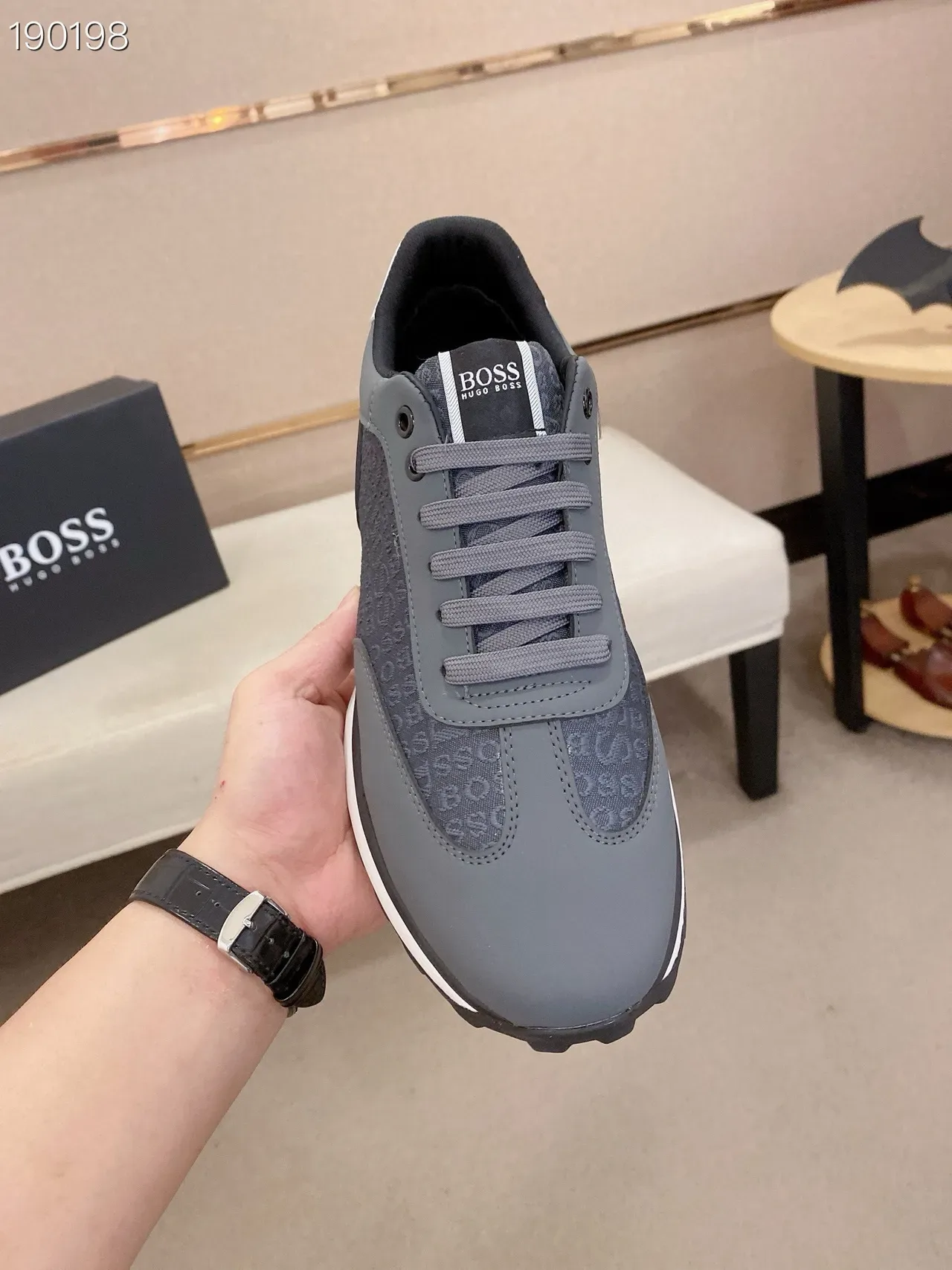 Hugo Boss ग्रे व्हाइट मोनोग्रामयुक्त ऊपरी लेयर्ड सिंथेटिक कंस्ट्रक्शन लाइफस्टाइल स्नीकर 4