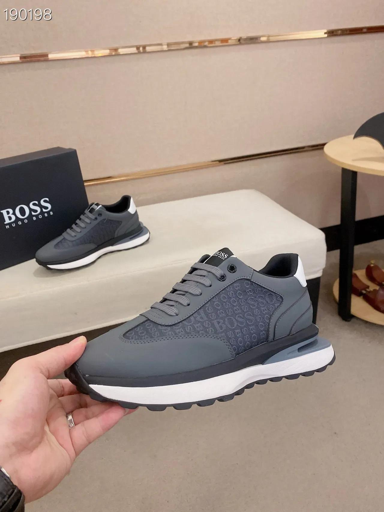 Hugo Boss ग्रे व्हाइट मोनोग्रामयुक्त ऊपरी लेयर्ड सिंथेटिक कंस्ट्रक्शन लाइफस्टाइल स्नीकर 5