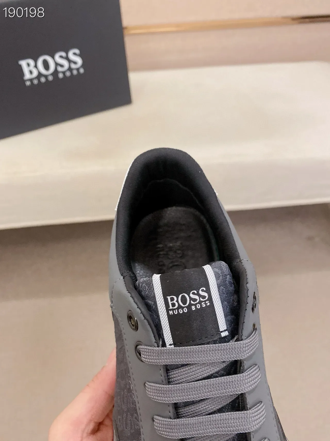 Hugo Boss ग्रे व्हाइट मोनोग्रामयुक्त ऊपरी लेयर्ड सिंथेटिक कंस्ट्रक्शन लाइफस्टाइल स्नीकर 6