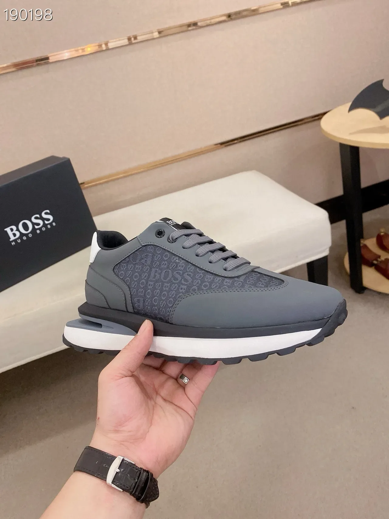 Hugo Boss ग्रे व्हाइट मोनोग्रामयुक्त ऊपरी लेयर्ड सिंथेटिक कंस्ट्रक्शन लाइफस्टाइल स्नीकर 7