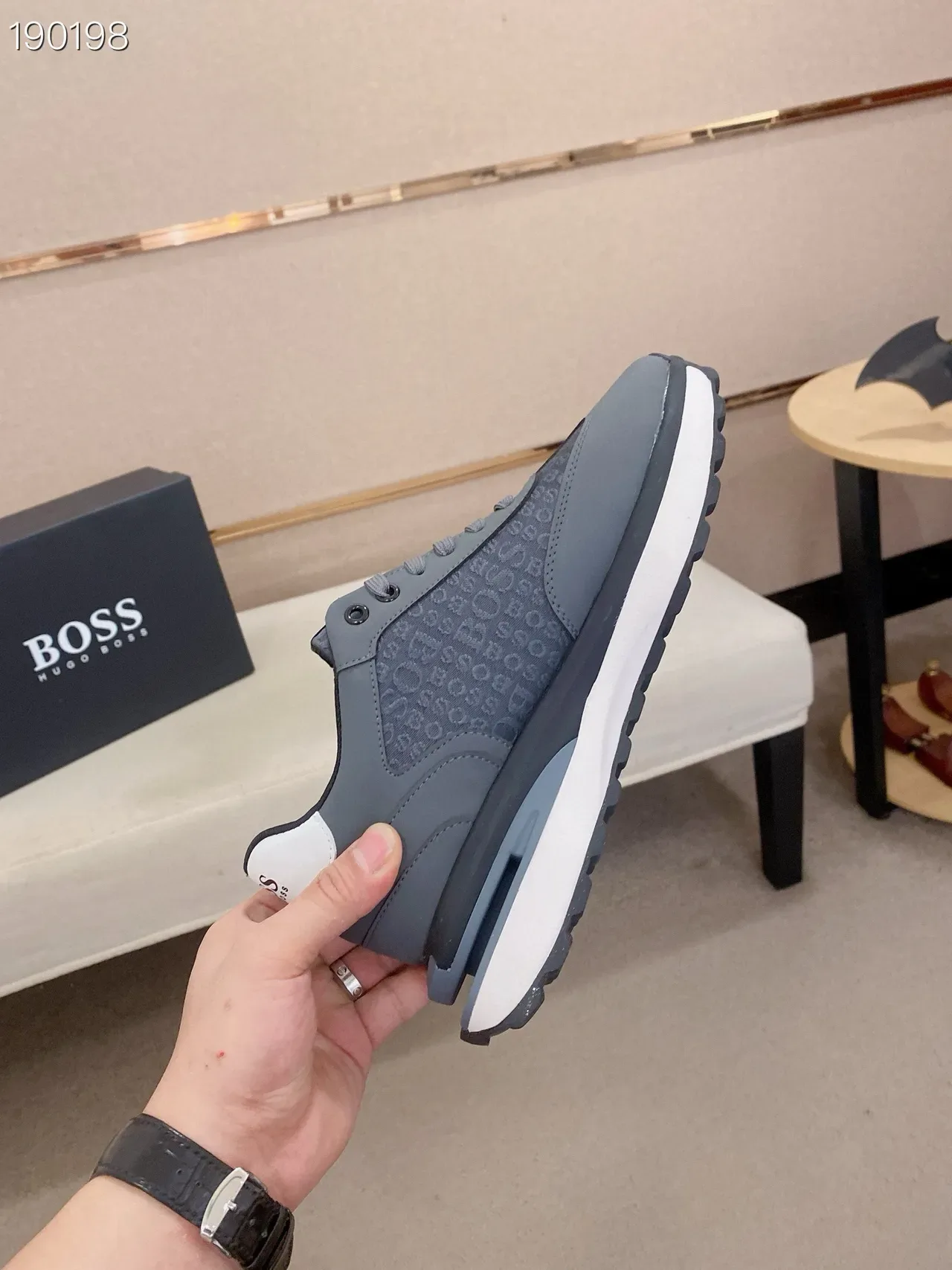 Hugo Boss ग्रे व्हाइट मोनोग्रामयुक्त ऊपरी लेयर्ड सिंथेटिक कंस्ट्रक्शन लाइफस्टाइल स्नीकर 8