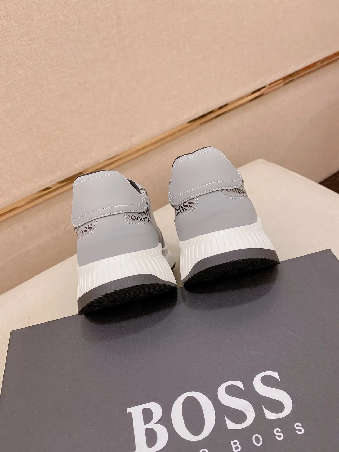 Hugo Boss মোনোগ্রাম-প্রিন্ট লো-টপ লাইফস্টাইল স্নিকার 8
