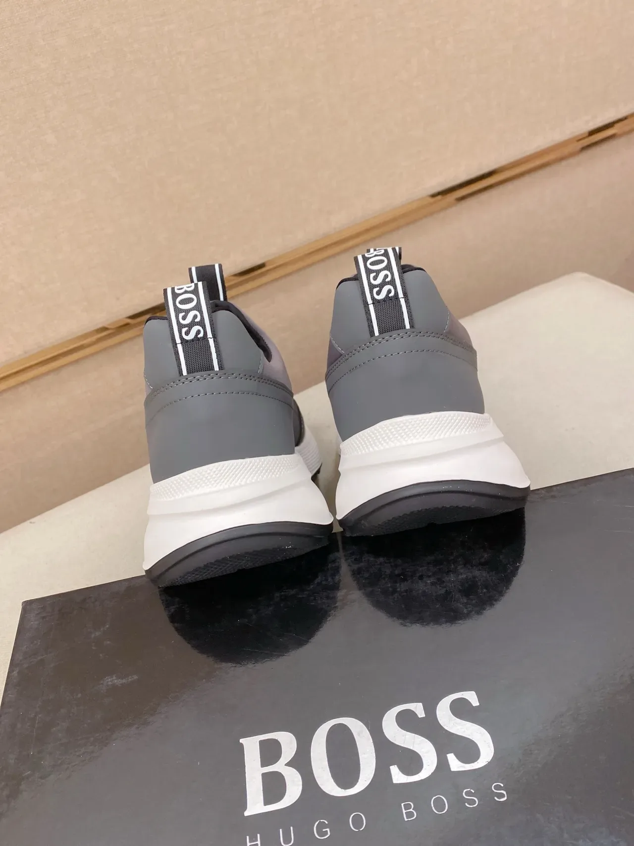 Hugo Boss Speed Trainer 灰色和白色生活方式运动鞋 3