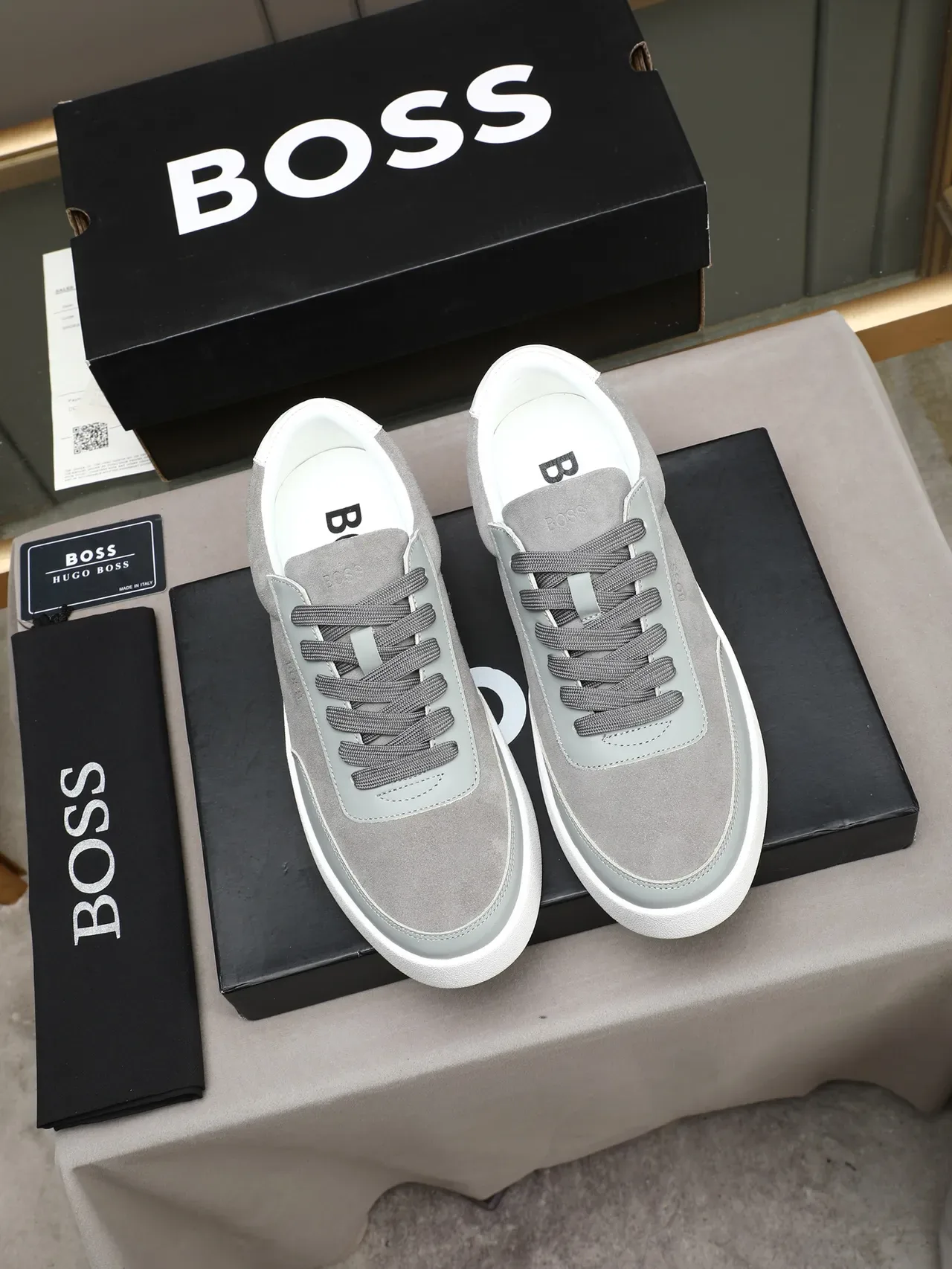 Hugo Boss 灰色两色麂皮厚底休闲运动鞋 3