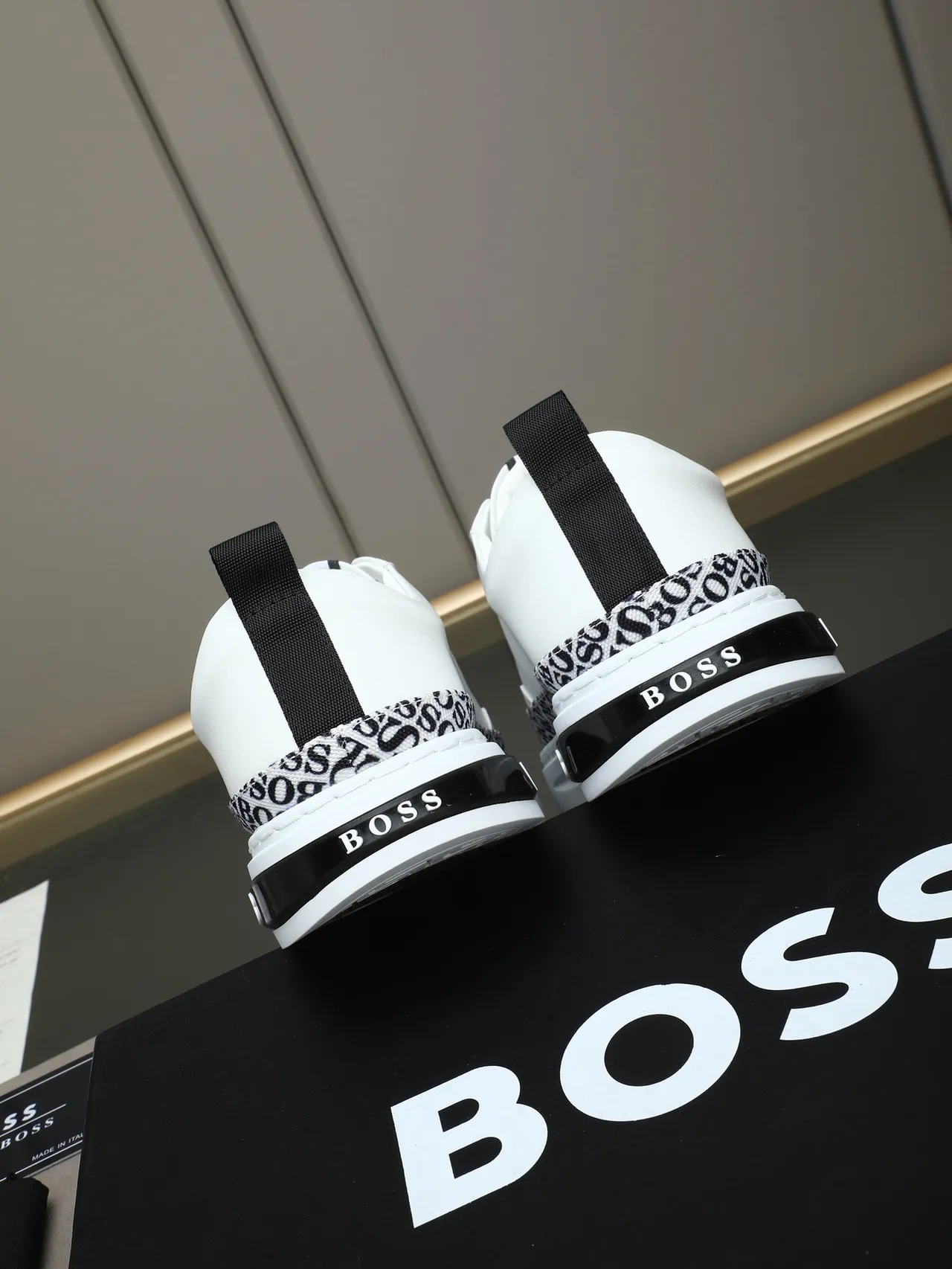Hugo Boss أبيض مونوغرام بان لايف ستايل سنيكرز 3
